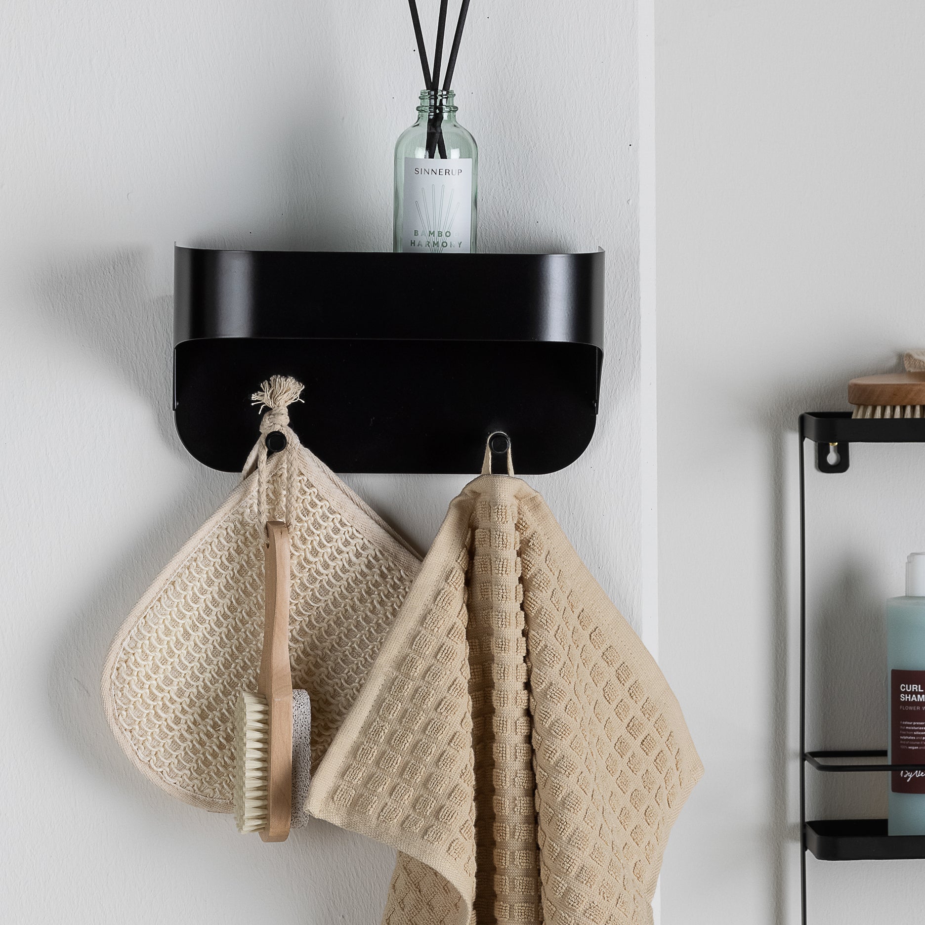 Neat opbevaringshylde m. knage